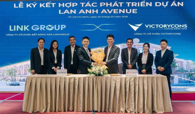 Đại diện VictoryCons (hàng trên bên phải) tại lễ ký kết hợp tác. Ảnh: VictoryCons