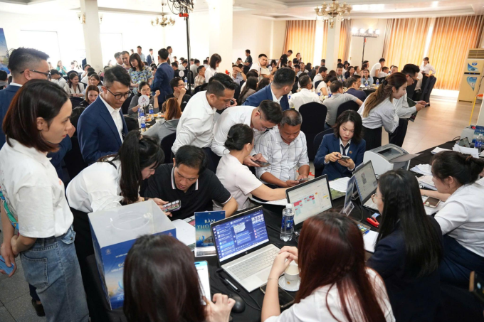 1-1754024560-3823-1754031368 Khách hàng tới giao dịch đợt mở bán đầu tiên dự án City Rise.