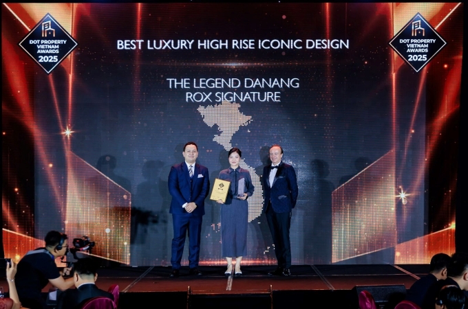 1-1754472462-4418-1754472637 Tổng giám đốc ROX Signature (giữa) nhận vinh danh từ ban tổ chức Dot Property Awards. Ảnh: