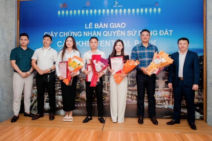 1-1754534894-5443-1754535176 Khách hàng và nhà đầu tư tại lễ bàn giao sổ đỏ dự án Cẩm Khê Central Park ngày 27/6. Ảnh: Tuấn Huy Phú Thọ