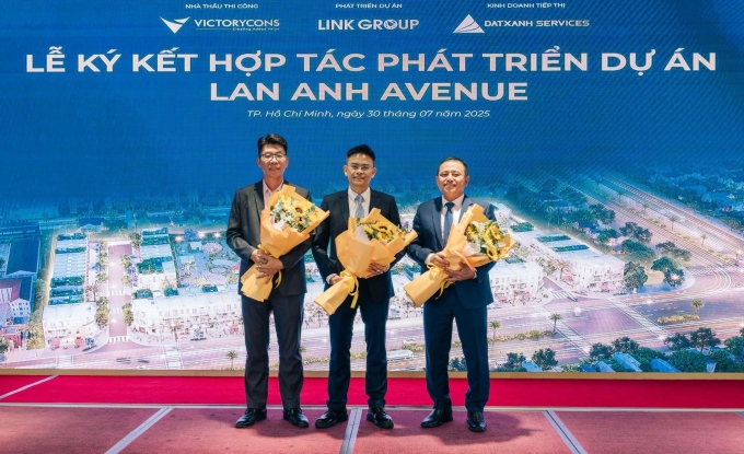 Đại diện VictoryCons (ngoài cùng trái) cùng chủ đầu tư tại sự kiện. Ảnh: VictoryCons