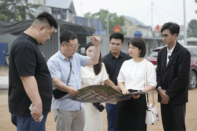 2-1754024561-3540-1754031368 Khách hàng tới tìm hiểu dự án.