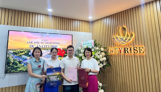 3-1754024595-3295-1754031368 Khách hàng nhận bàn giao sổ đỏ từ chủ đầu tư.