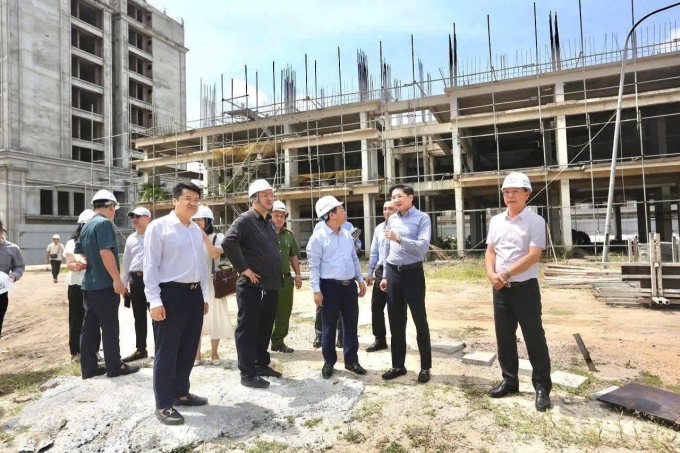 3-1754638283-5546-1754644576 Đoàn công tác Bộ Xây dựng phối hợp cùng Ủy ban nhân dân tỉnh Quảng Ninh khảo sát tiến độ triển khai dự án nhà ở xã hội FLC Hà Khánh. Ảnh: