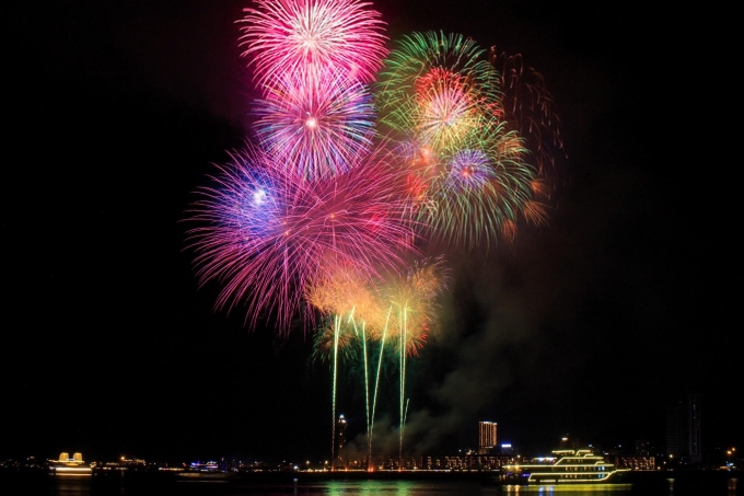 Màn pháo hoa tại sự kiện Tỏa sáng Vịnh kỳ quan dự kiến kéo dài đến hết 2/9. Ảnh: Ánh Dương