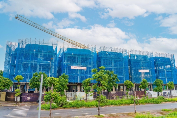 Gần 200 biệt thự tại Noble Palace Long Bien đang được thi công đồng bộ, dự kiến bàn giao từ quý IV này. Ảnh: Sunshine Group