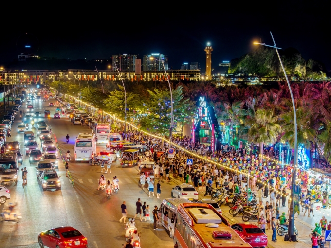 5-vui-fest-3-1755161047-2083-1755220981-1 Chợ đêm VUI-Fest tại Bãi Cháy nhộn nhịp người qua lại. Ảnh: AD