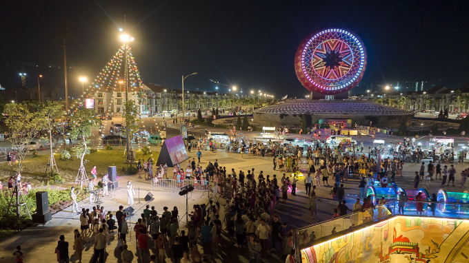 6-1754704194-4737-1754704526 Một sự kiện diễn ra tại khu vực quảng trường trống Đọi Tam thu hút dân địa phương và du khách. Ảnh: Ánh Dương