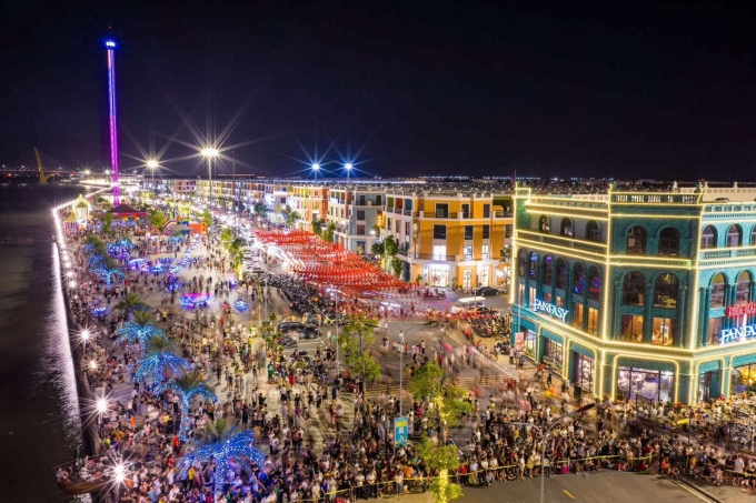 a3-2-1755155481-7414-1755155723 Dòng người tham gia sự kiện tại Vinhomes Royal Island. Ảnh: