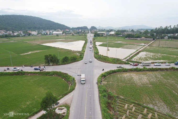 ga-duong-sat-1754735882-175473-9832-3589-1754756800 Giao dịch bất động sản quanh vị trí dự kiến đặt nhà ga đường sắt tốc độ cao Bắc Nam tại phường Đông Sơn khá sôi động thời gian gần đây. Ảnh: Lê Hoàng