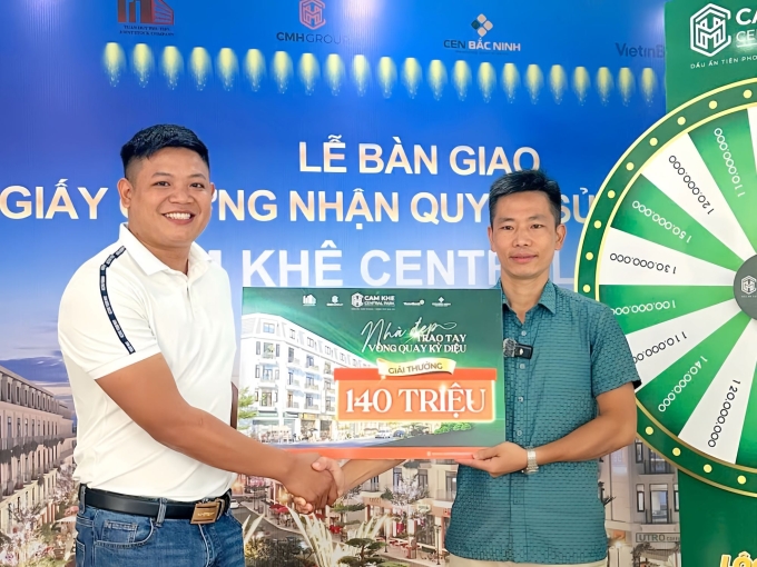 img-9253-jpg-1754534925-3632-1754535176 Khách hàng trúng giải thưởng vòng quay may mắn do chủ đầu tư tổ chức. Ảnh: Tuấn Huy Phú Thọ