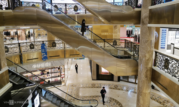 Bên trong một khu trung tâm mua sắm ở nội đô Hà Nội. Ảnh: Ngọc Thành